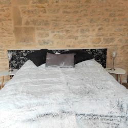 grand lit du séjour touristique Jarnioux en Rhône Alpes