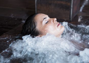 vacance détente et bien être dans le spa et le sauna du gite de groupe Les Meublés des Pierres Dorées