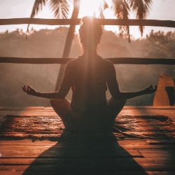 femme faisant du yoga dans un séjour bien être